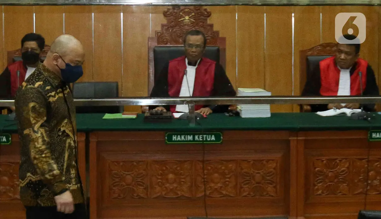 Terdakwa Mantan Kapolda Sumatera Barat Irjen Teddy Minahasa Putra memasuki ruangan untuk menjalani sidang perdana kasus narkoba di PN Jakarta Barat, Kamis (2/2/2023). Sebagai informasi, kasus peredaran narkoba yang dikendalikan oleh Teddy Minahasa terungkap dari penyelidikan Polda Metro Jaya. (Liputan6.com/Herman Zakharia)