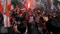 Ratusan Jakmania melakukan aksi unjukrasa dengan menyalakan flare depan Kantor Kementerian Pemuda dan Olahraga, Jakarta, Selasa (11/8/2015). mereka meminta Surat Keputusan (SK) Menpora terkait pembekuan PSSI dicabut.(Liputan6.com/Johan Tallo)