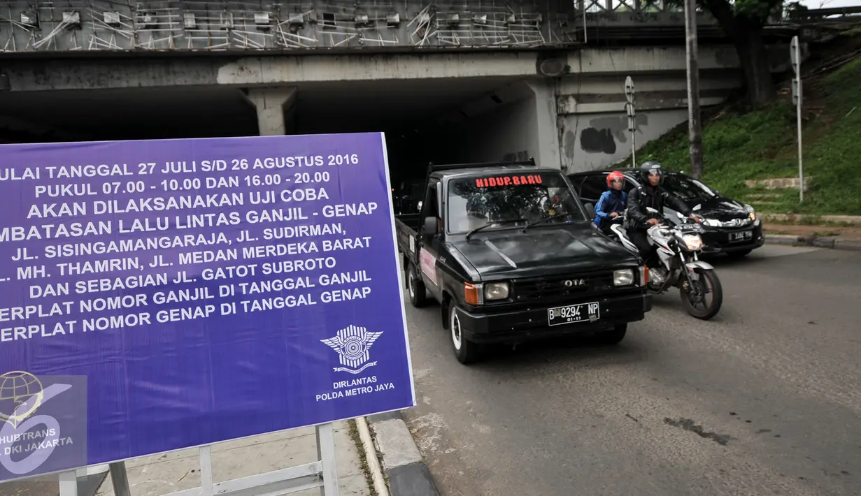Kendaraan melintas di lokasi pemasangan papan sosialisasi uji coba pembatasan lalu lintas ganjil-genap di Jakarta, Senin (25/7). Penerapan sistem ganjil-genap akan dimulai pada 27 Juli hingga 26 Agustus 2016. (Liputan6.com/Yoppy Renato)