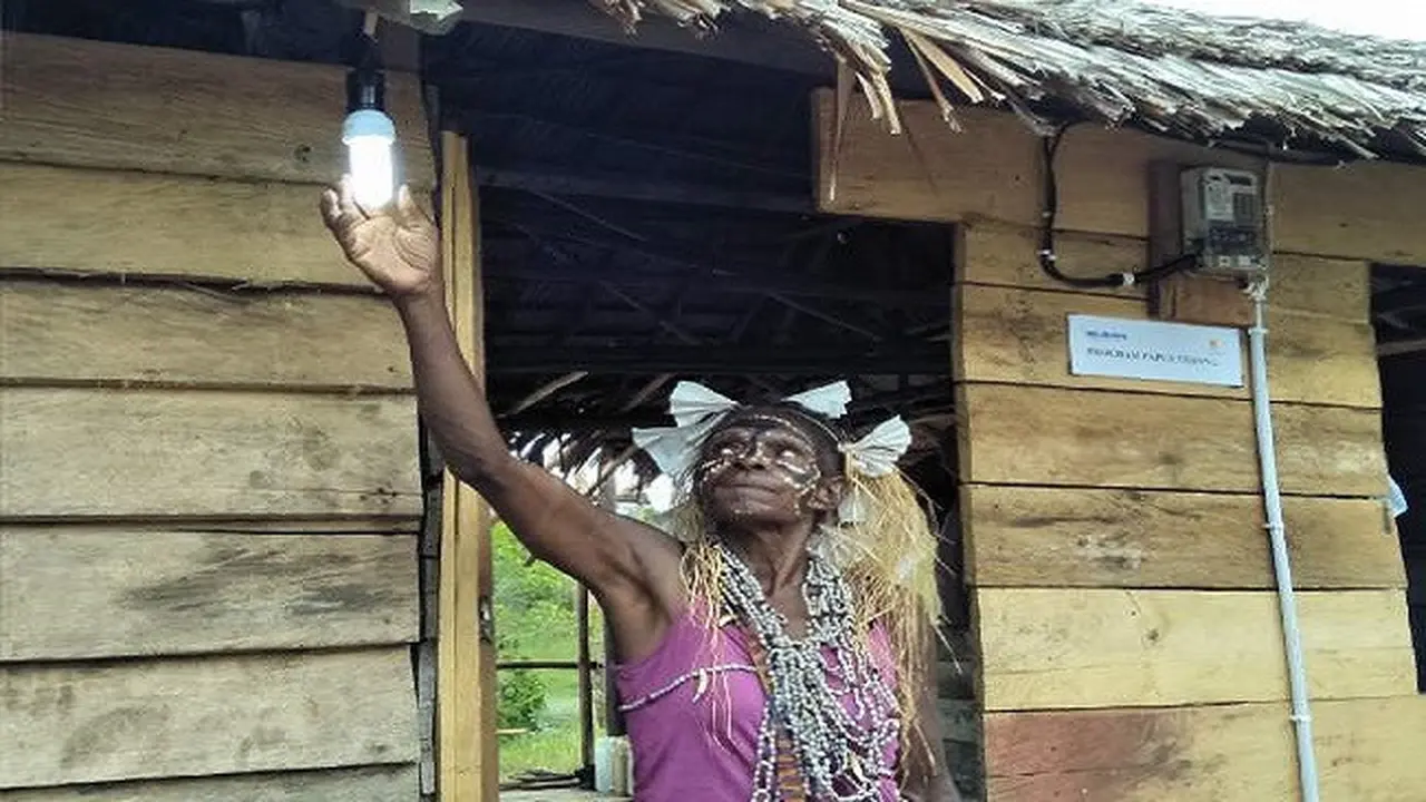 PLTS di Kampung Enem merupakan bagian dari program 51 Desa Baru Terlistriki di wilayah Papua dan Papua Barat. Liputan6.com/Septian Deny