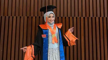 Sama seperti mahasiswa yang sudah lulus, Ega Noviantika tentunya bangga memakai toga dan jubah wisuda. Tak hanya keluarga dan sahabat, beberapa netizen juga turut bangga atas pencapain Ega Noviantika. Perjuangan kuliah sambil asuh anak tidaklah mudah, namun Ega mampu menyelesaikannya. Penuh lika-liku, kebahagiaan terpancar jelas di wajah Ega yang resmi wisuda. (Liputan6.com/IG/@eganoviantika_98)