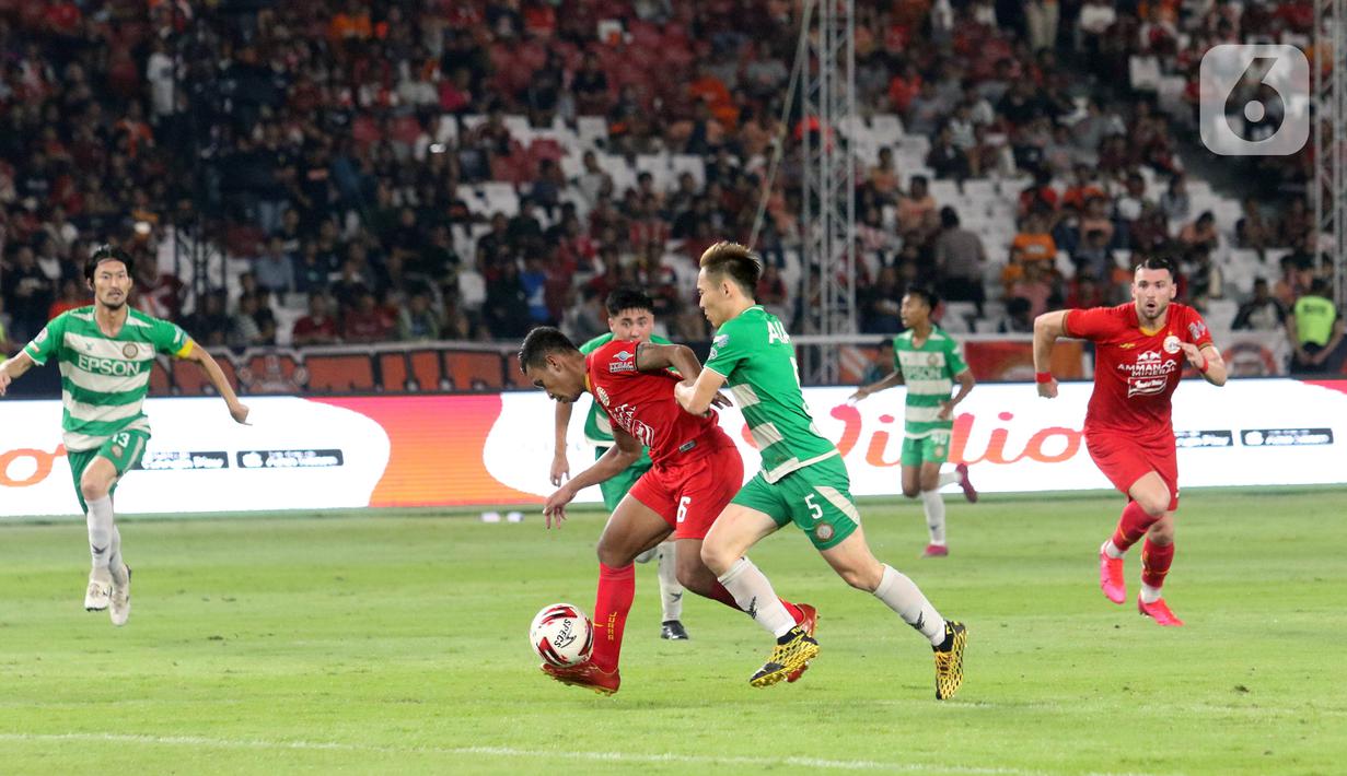 Pemain Persija Osvaldo Haay menggiring bola saat melawan Geylang International FC pada pertandingam persahabatan di SUGBK, Jakarta, Minggu (23/2/2020). Persija membungkam Geylang 3-1. (Liputan6.com/Angga Yuniar)