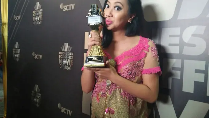 [Bintang] Asri Welas Menang Pemeran Pendukung Wanita Terbaik IBOMA 2017