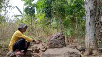 Penampakan situs batu kursi Cirebon yang ramai dikunjungi para calon kepala desa pada momen Pilkades. Foto (Liputan6.com / Panji Prayitno)