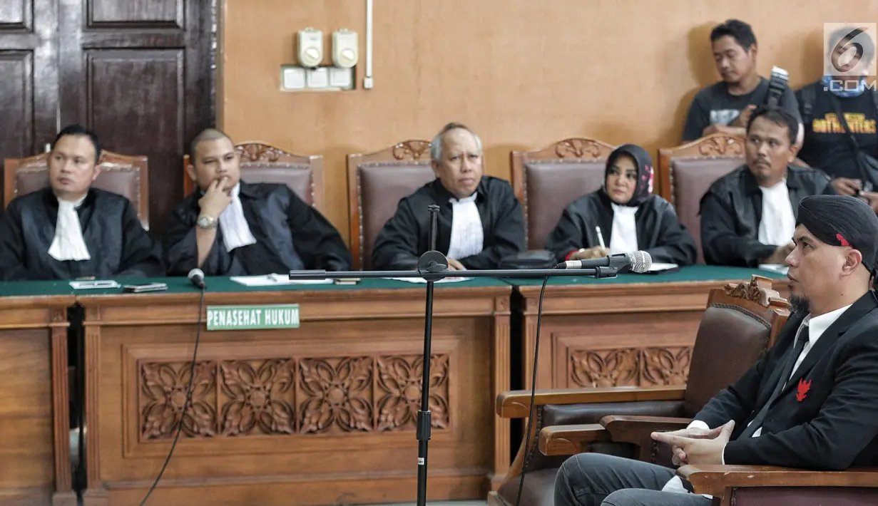 Terdakwa Ahmad Dhani saat menjalani sidang lanjutan atas kasus ujaran kebencian di PN Jakarta Selatan, Senin (28/1). Hakim menuntut Ahmad Dhani dengan pidana penjara 1 tahun 6 bulan. (Liputan6.com/Faizal Fanani)