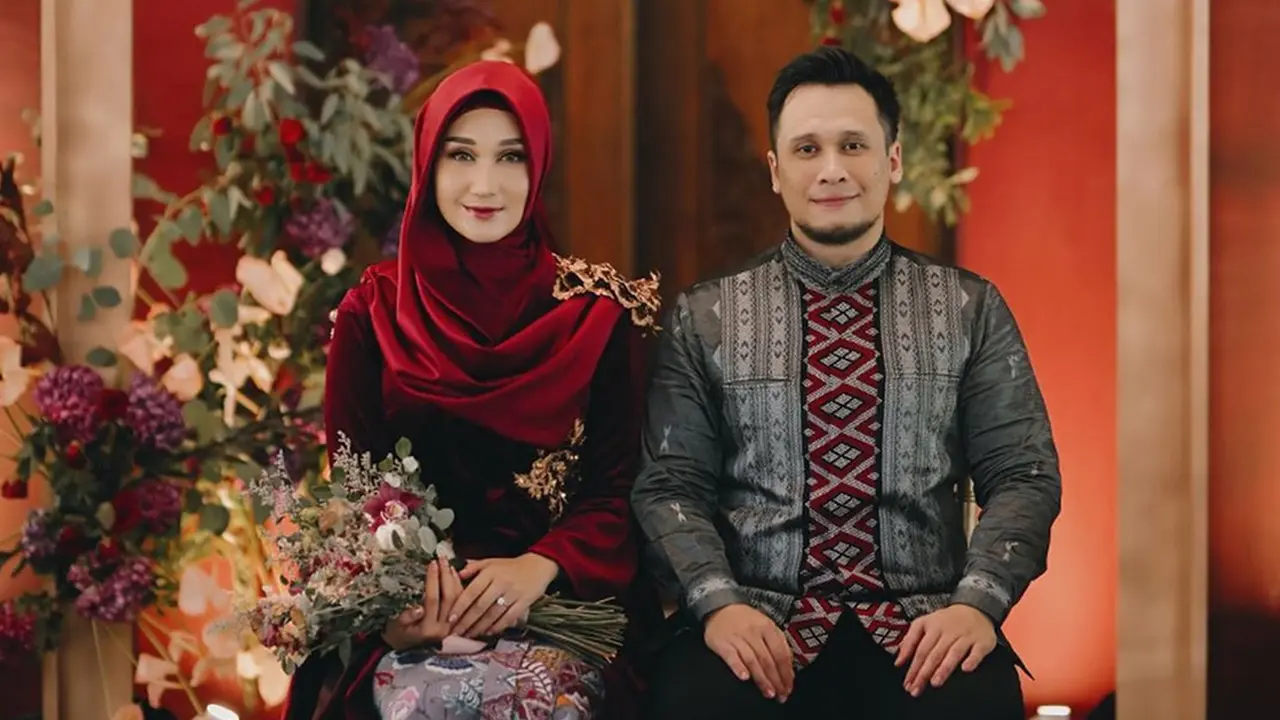 6 Potret Tampan Sandy Nasution, Suami Dian Pelangi