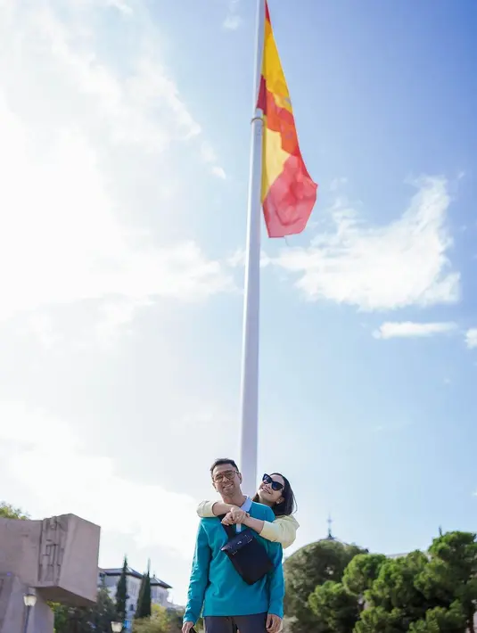 Masih dalam keterangan fotonya, Raffi mengaku menikmati hidup di Madrid Spanyol. Selama ini, Raffi salah satu artis yang sangat sibuk. [Instagram/raffinagita1717]