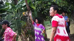 Dalam rangka perayaan HUT Kemerdekaan RI ke-69, warga dikawasan tersebut menyelenggarakan berbagai lomba seperti cabut koin, balap karung, rias wajah, panjang pinang, dan gebuk bantal, Jakarta, Minggu (17/8/14). (Liputan6.com/Faizal Fanani)