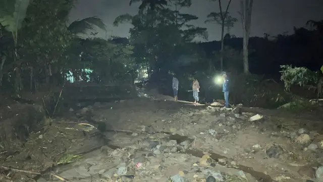 Banjir rusak rumah di Kampung Cipeusing, Desa Cimerang, Kecamatan Purabaya, Kabupaten Sukabumi.