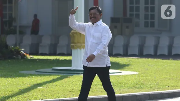 Sekjen Partai Nasdem Johnny G Plate  tiba di Kompleks Istana Kepresidenan di Jakarta, Selasa (22/10/2019). Johnny G Plate  merupakan politikus ketiga dari Partai Nasdem yang diundang ke istana menjelang pengumuman kabinet Jokowi-Ma'ruf pada Rabu besok. (Liputan6.com/Angga Yuniar)