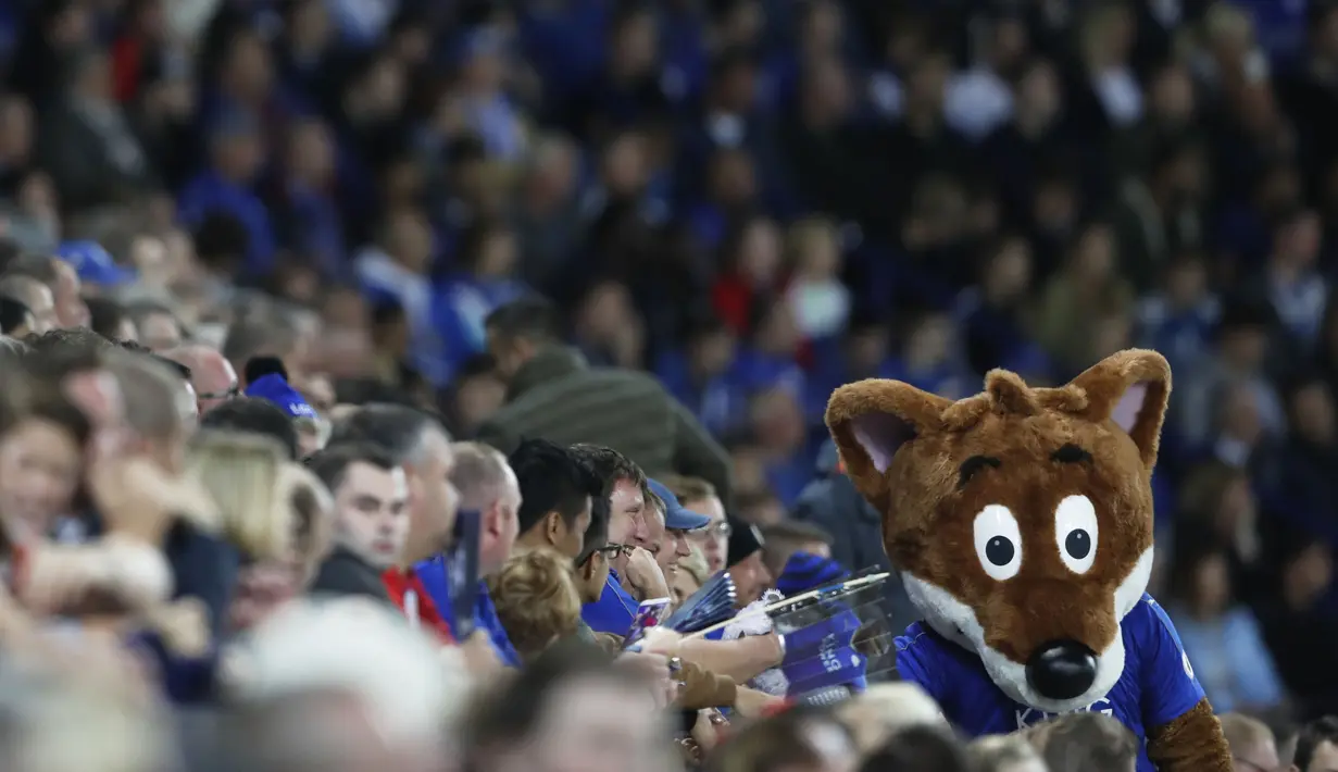  Aksi Maskot Leicester City saat mendukung timnya melawan Chelsea pada putaran ketiga Piala Liga Inggris di Stadion King Power, (21/9/2016) dini hari WIB. (Action Images via Reuters/Carl Recine)