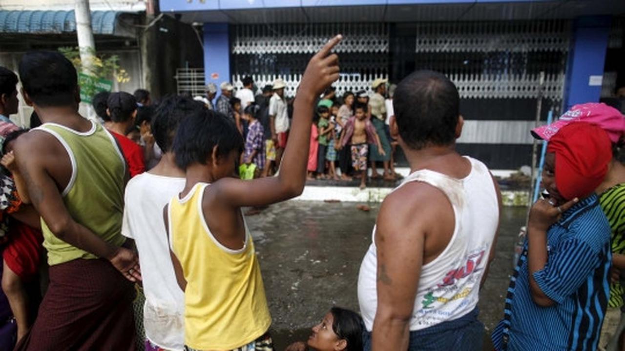 Potret pembagian daging hewan kurban di Myanmar