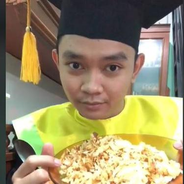 Viral, Mahasiswa Wisuda Online Sambil Masak Nasi Goreng