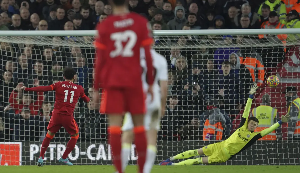 Penyerang Liverpool,Mohamed Salah (kiri) mencetak gol lewat titik penalti ke gawang Leeds United selama pertandingan lanjutan Liga Inggris di stadion Anfield di Liverpool, Inggris, Kamis (24/2/2022). Salah mencetak dua gol dan Liverpool menang telak atas Leeds United 6-0.  (AP Photo/Jon Super)