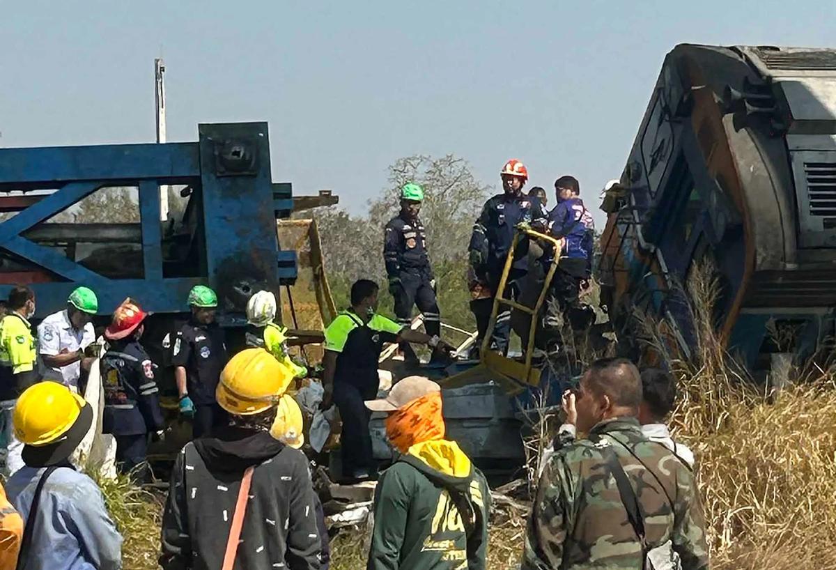 FOTO: Crane Konstruksi Jatuh Timpa Kereta Penumpang di Thailand