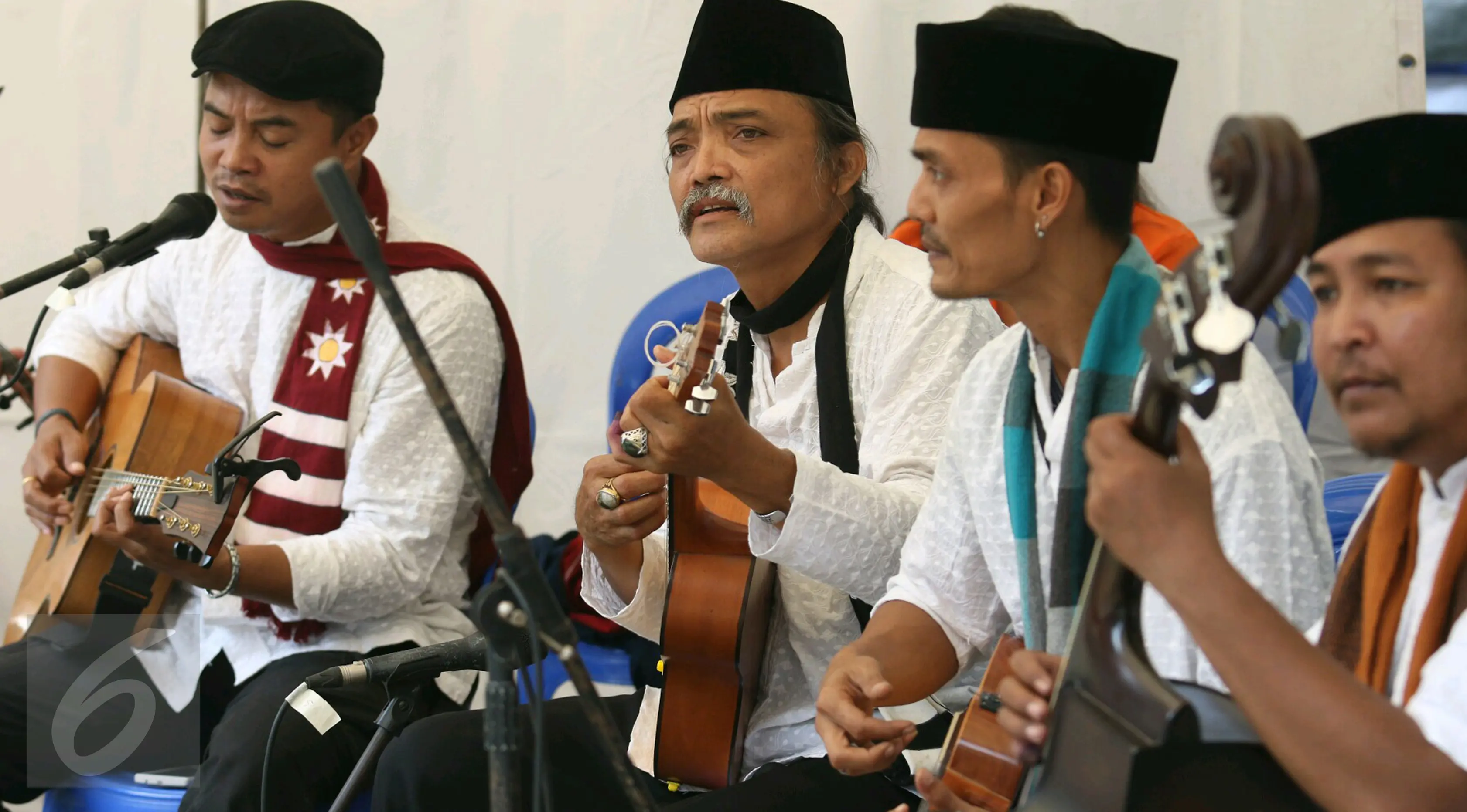 Kelompok musik Keroncong Tugu dihadirkan di depan TPS 04 Gambir, Jakarta Pusat, Rabu (19/4). Para pemusik memainkan musik lagu-lagu keroncong mengiringi masyarakat yang akan menyalurkan hak pilihnya dalam Pilkada DKI 2017. (Liputan6.com/Angga Yuniar)