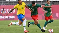 Diego Carlos terus menjaga striker Meksiko di semifinal lawan Brasil (AFP)