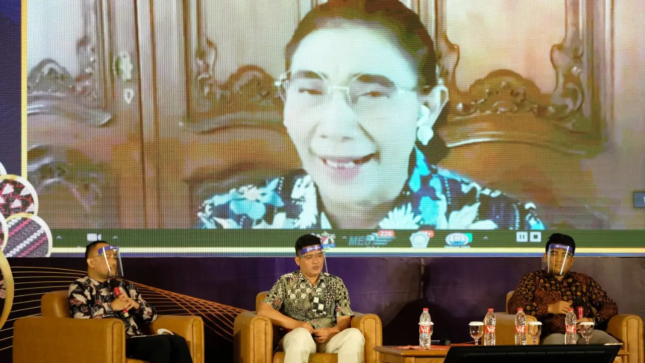 Beberapa narasumber tengah mendengarkan penjelasan mantan Menteri Kelautan Susi Pudjiastuti dalam pemaparan pertumbuhan ekonomi di saat pandemi Covid-19 di Tasikmalaya, Jawa Barat.