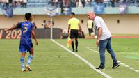 Pelatih Persib Bandung, Bojan Hodak (kanan) berbincang dengan pemainnya, Beckham Putra Nugraha pada laga pembuka Piala Presiden 2024 di Stadion Si Jalak Harupat, Bandung, Jumat (19/07/2024). (Bola.com/Abdul Aziz)