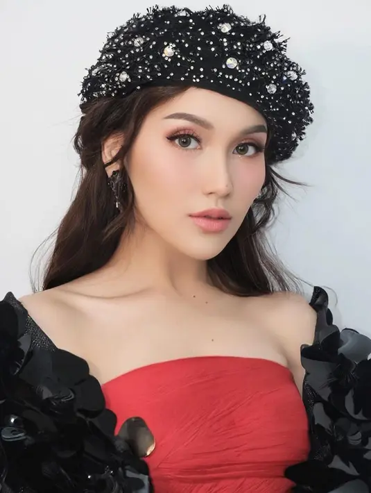Half updo hairstyle ditambah dengan topi beret dengan detail beads bikin Ayu makin mirip Idol K-Pop saat manggung nih. [@ayutingting92]