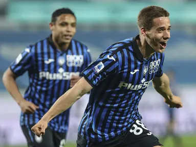 Gelandang Atalanta, Mario Pasalic melakukan selebrasi usai mencetak gol pertama timnya ke gawang Spezia dalam laga lanjutan Liga Italia 2020/2021 pekan ke-27 di Gewiss Stadium, Bergamo, Jumat (12/3/2021). Atalanta menang 3-1 atas Spezia. (LaPresse via AP/Stefano Nicoli)