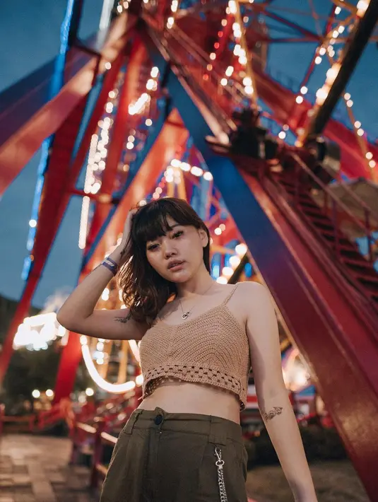 Meski berambut pendek, Wendy menatanya dengan beragam variasi seperti gaya wavy, dan tahun 2018, terlihat ia memiliki tato di tangan (IG @windywalters)