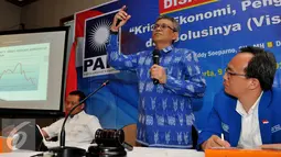 Wakil Ketua Umum DPP PAN, Didik J Rachbini (tengah), saat menjadi pembicara dalam diskusi yang bertajuk "Krisis Ekonomi, Pengangguran dan Solusinya (Visi Pan)" di Kantor DPP PAN, Jakarta, Rabu (9/9/2015). (Liputan6.com/Andrian M Tunay)