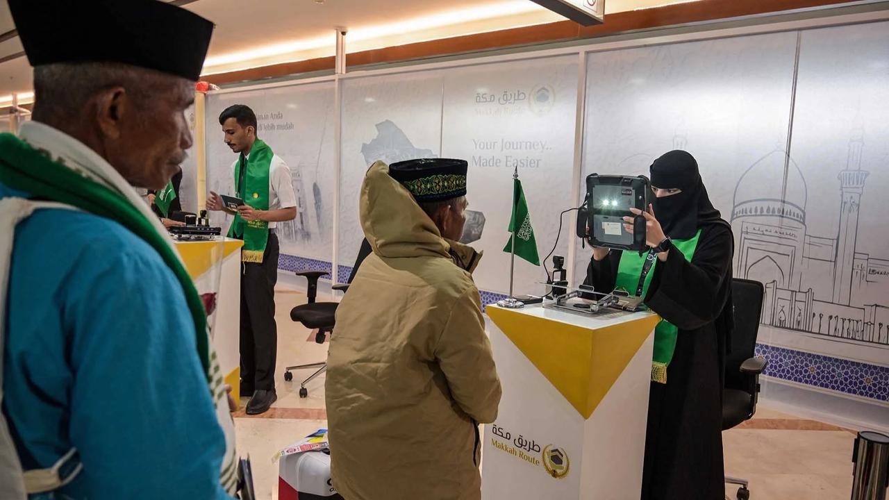 FOTO: Kloter Pertama Jemaah Haji Embarkasi Surabaya Berangkat ke Tanah Suci