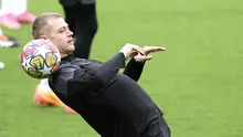 Pemain Borussia Dortmund, Julian Ryerson, mengontrol bola saat sesi Latihan jelang laga leg dua semi final Liga Champions melawan Paris Saint-Germain (PSG) di Parc des Princes, Paris, Senin (7/5/2024). (AFP/Frank Fife)