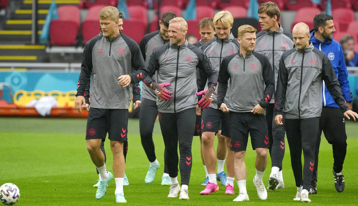 Para pemain Denmark melakukan pemanasan saat sesi latihan di Johan Cruyff Arena, Amsterdam, Belanda, Jumat (25/6/2021). Denmark akan melawan Wales pada pertandingan babak 16 besar Euro 2020. (AP Photo/Peter Dejong)
