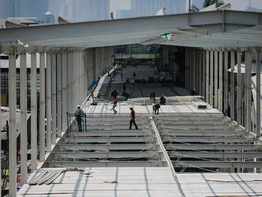 Pekerja menyelesaikan proyek pembangunan jembatan multiguna (skybridge) Tanah Abang di Jakarta, Selasa (9/10). PD Pembangunan Sarana Jaya tengah mengebut penyelesaian skybridge Tanah Abang yang ditarget selesai pada 15 Oktober (Liputan6.com/Faizal Fanani)