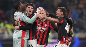 Skuad AC Milan memeluk Mike Maignan usai laga lawan Inter Milan di pekan ke-12 Serie A 2025/2026 di Giuseppe Meazza, Senin (24/11/2025) (AP Photo/Antonio Calanni)