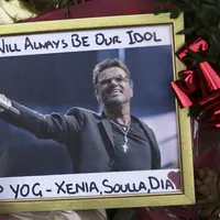 Kepergian George Michael memang meninggalkan luka yang mendalam bagi para penggemarnya. Terlihat di halaman rumah George dipenuhi bunga dan kenangan dari para penggemarnya. (AFP/Bintang.com)