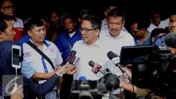 Boy Sadikin memberikan keterangan pers usai rapat dengan Anies dan Sandiaga dirumahnya, Jakarta, Rabu (28/9). Boy menjelaskan pertemuan Anies-Sandiaga dengan sejumlah pimred membahas perkembangan politik sepekan terakhir. (Liputan6.com/Gempur M Surya)