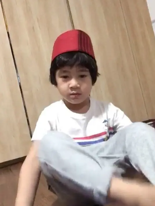 Tidak hanya yang terlihat seperti di depan kamera, lewat pengasuhnya, Mbak Lala, Rafathar mengutarakan keresahannya itu. Hal ini diungkapkan Lala di akun Youtube Baim Wong belum lama ini. (Instagram/raffinagita1717)