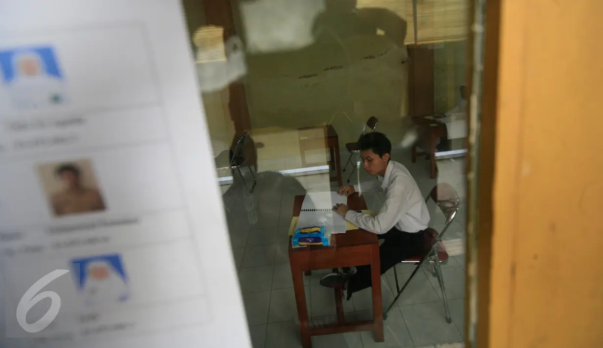 Sejumlah penyandang tunanetra mengikuti Ujian Nasional (UN) di MTs Yaketunis, Yogyakarta, Senin (9/5). Meski mengalami kekurangan fisik, tapi tidak menjadi penghalang bagi para siswa mengikuti UN. (Foto: Boy Harjanto)