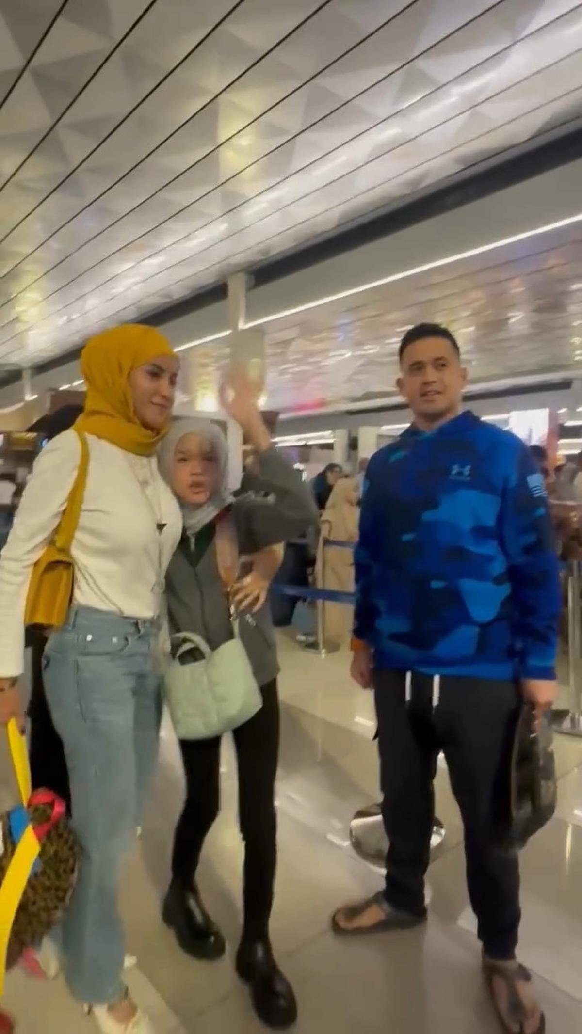Momen Olla Ramlan dan Aufar Hutapea Antar Anak yang Akan Liburan ke Jepang