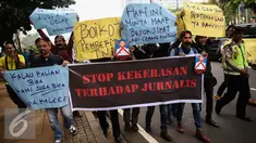 Jurnalis dari Ikatan Jurnalis Lintas Media, Pewarta Foto Indonesia Jakarta dan Lensa Pusat gelar aksi solidaritas terhadap korban pemukulan jurnalis oleh oknum TNI AU di Medan, di depan Kantor Menkopolhukam, Jakarta, (25/8).  (Liputan6.com/Faizal Fanani)
