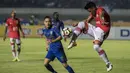 Bek Persija, Maman Abdurrahman, membuang bola saat melawan Persib pada laga Liga 1 di Stadion GBLA Bandung, Jawa Barat, Sabtu (22/7/2017). Kedua klub bermain imbang 1-1. (Bola.com/Vitalis Yogi Trisna)