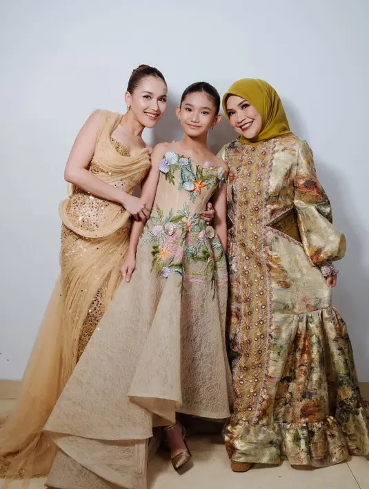 Tak hanya collab berdua, sang ibu Umi Kalsum turut meramaikan panggung dengan busana dari Ivan Gunawan. Dress panjang dengan lengan balon dan print bertekstur [@ayutingting92]