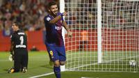 Striker Barcelona, Luis Suarez, melakukan selebrasi usai mencetak gol ke gawang Girona pada laga La Liga Spanyol di Stadion Montilivi Sabtu (23/9/2017). Barcelona menang 3-0 atas Girona. (AFP/Josep Lago)