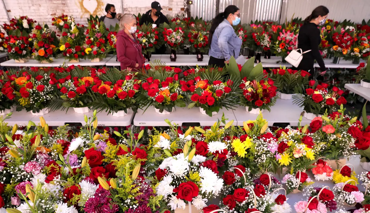 Orang-orang melihat-lihat bunga di distrik bunga dua hari sebelum Hari Valentine di tengah pandemi COVID-19 di Los Angeles, California (12/2/2021).  Jumlah kematian akibat virus corona di AS lebih dari 450.000.  (Mario Tama/Getty Images/AFP)