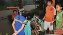 Citizen6, Jember: Warga Dusun Mandilis, Tempurejo terpaksa harus mengungsi untuk menghindari keganasan abrasi Sungai Mandilis yang semakin hari mendekat ke pemukiman penduduk, Rabu (13/4). (Pengirim: Sapto Raharjanto)