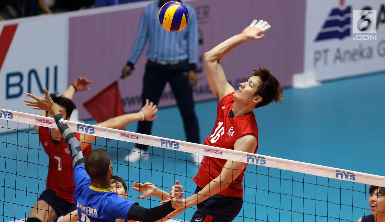 Pemain Timnas voli putra Korsel, Shin Yungsuk melakukan smes saat melawan Kazakhstan pada 8 besar grup E Kejuaraan Voli Asia 2017 di GOR Tri Dharma, Gresik, Sabtu (29/7). Korsel unggul 3-1 (25-18, 23-25, 25-23, 25-13). (Liputan6.com/Helmi Fithriansyah)