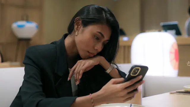 wanita januari droomscrolling