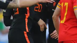 Gelandang Belanda Teun Koopmeiners (tengah) merayakan dengan rekan setimnya setelah mencetak gol ke gawang Wales selama pertandingan grup A4 UEFA Nations League di stadion Cardiff City di Cardiff, Wales selatan, Kamis (9/6/2022). Belanda menang tipis atas Wales 2-1. (AFP/Geoff Caddick)