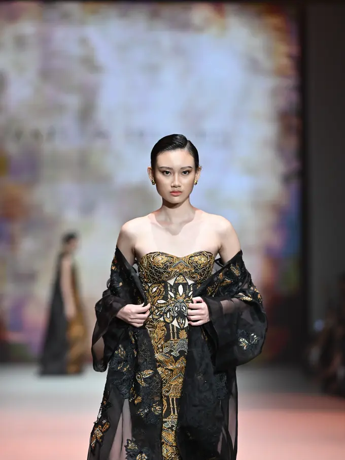 Eksplorasi Rasa dan Estetika, Harmoni Batik dan Desain Kontemporer dalam Kolaborasi Iwan Tirta Private Collection x Julianto di PIFW 2025