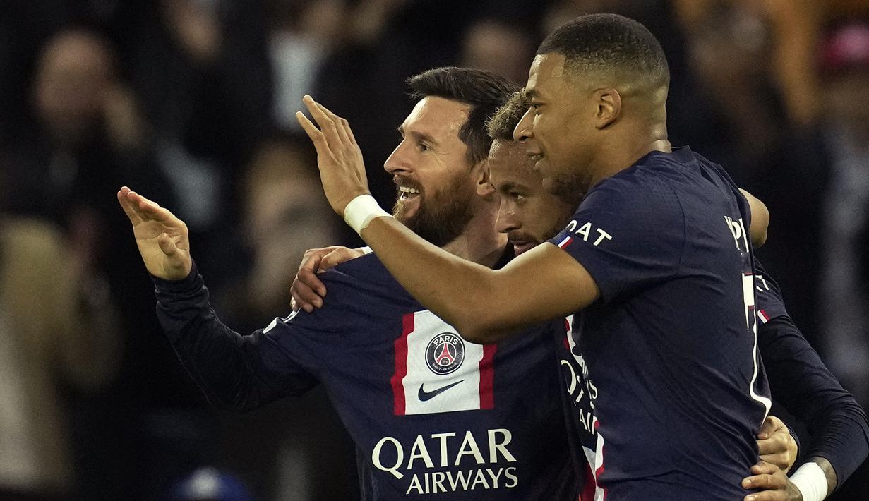 Paris Saint-Germain (PSG) memastikan lolos ke babak 16 Besar Liga Champions 2022/2023 usai menang telak 7-2 atas tamunya Maccabi Haifa pada matchday ke-5 Grup H di Parc des Princes stadium, Rabu (26/10/2022) dini hari WIB. Lima dari tujuh gol PSG disumbang oleh tiga pemain andalan mereka, Kylian Mbappe, Neymar dan Lionel Messi yang akrab dengan sebutan Trio MNM. (AP/Christophe Ena)