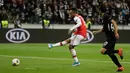 Pemain Arsenal Pierre-Emerick Aubameyang (kiri) mencetak gol ke gawang Eintracht Frankfurt pada laga Grup F Liga Europa di Commerzbank Arena, Frankfurt, Jerman, Kamis (19/9/2019). The Gunners menang telak 3-0 berkat gol Willock, Saka dan Aubameyang. (AP Photo/Michael Probst)