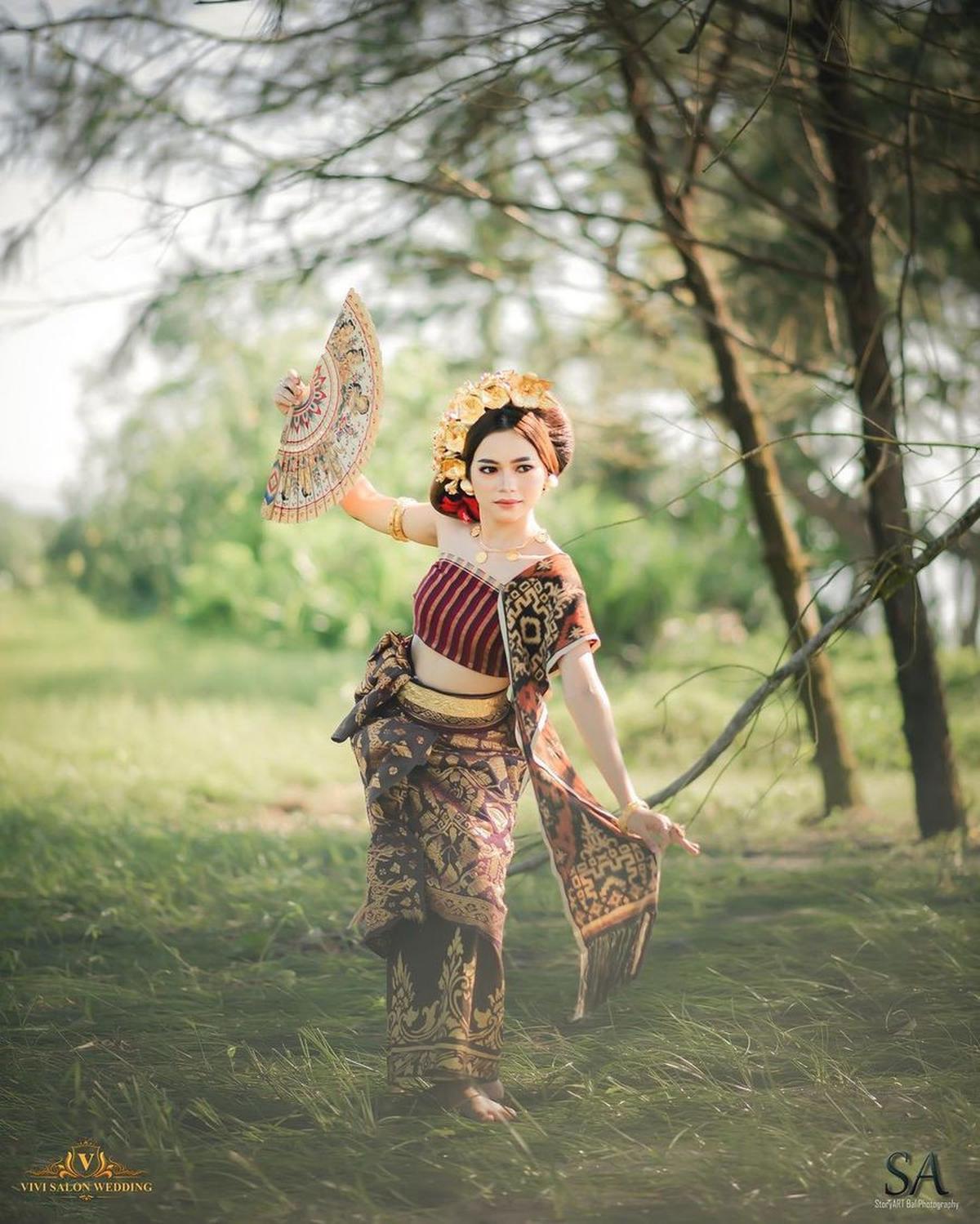 Meskipun terbiasa dengan tarian modern, Lady Rara juga memiliki keahlian dalam menari tarian tradisional.&nbsp;